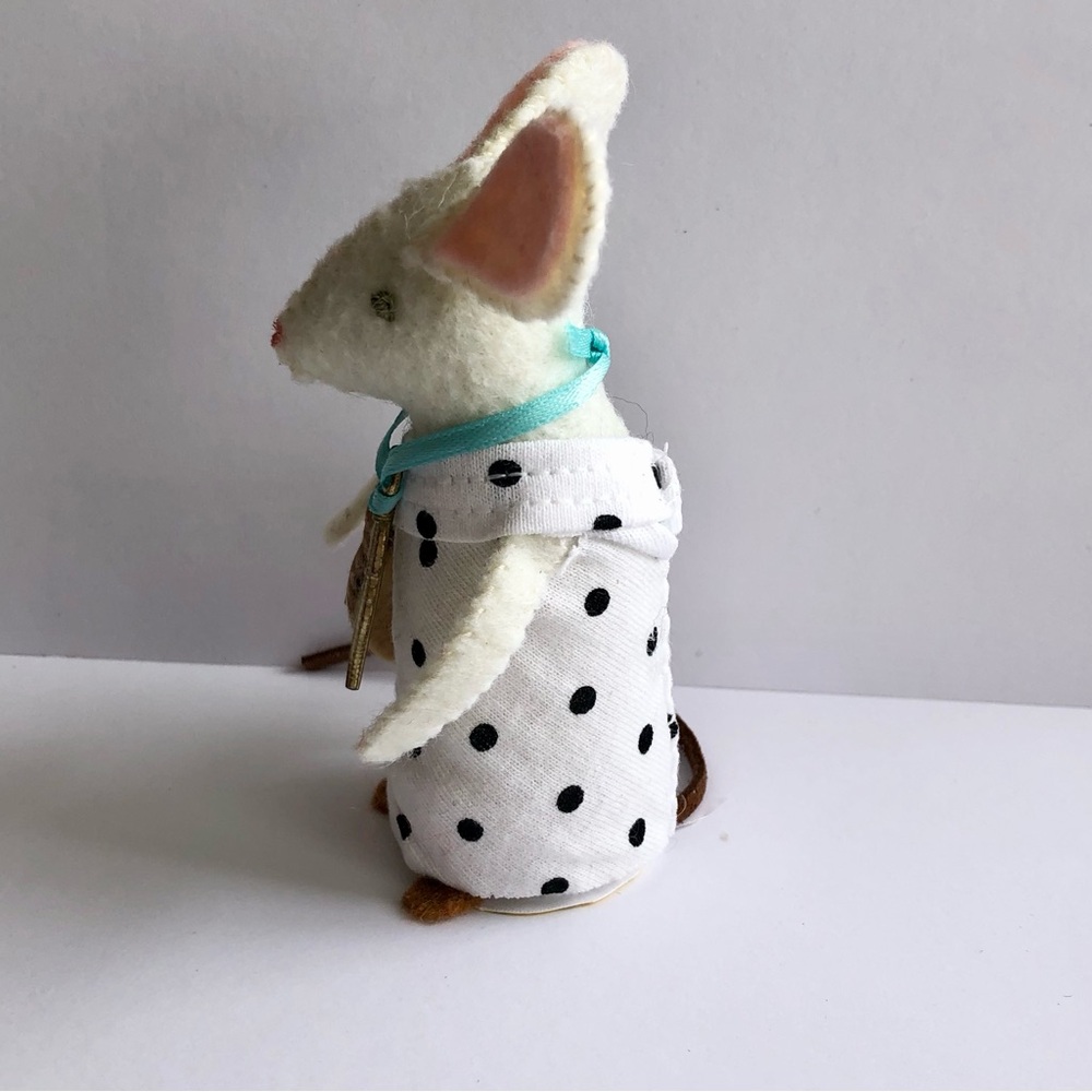 Boho Felt Mouse Art Doll hand-sewn straw bag brass feather shopping summertime - Picture 8 of 10
